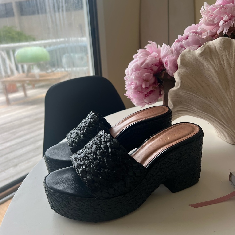 Gable Wedge in Black